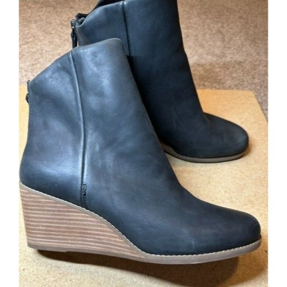NWOB TOMS Casey Black Leather Wedge Ankle Boot Bootie Back Zip Womens Sz 10